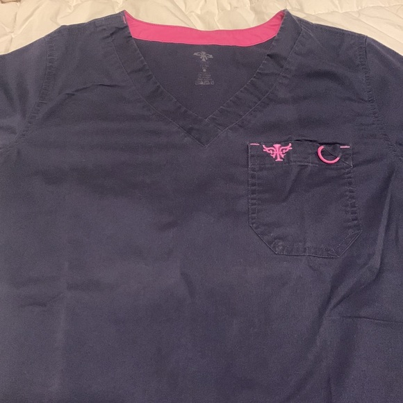Med Couture navy signature v-neck 3 pocket scrub top - Picture 3 of 7
